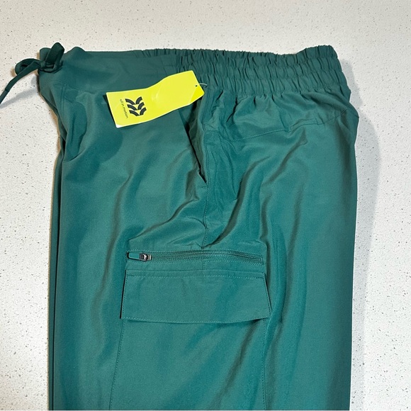 All in Motion Active Light Mid-Rise Cargo Forest Green Jogger Pants NWT - Picture 10 of 10